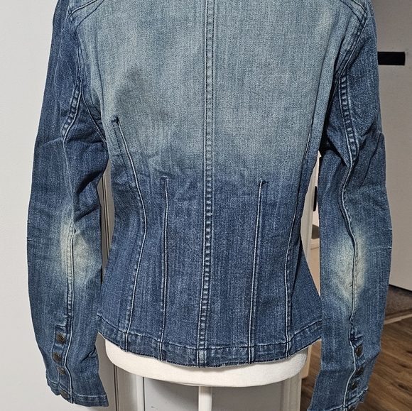 Surf Diva | Vintage-Inspired Fitted Denim Jacket with Snap Buttons - Picture 3 of 9